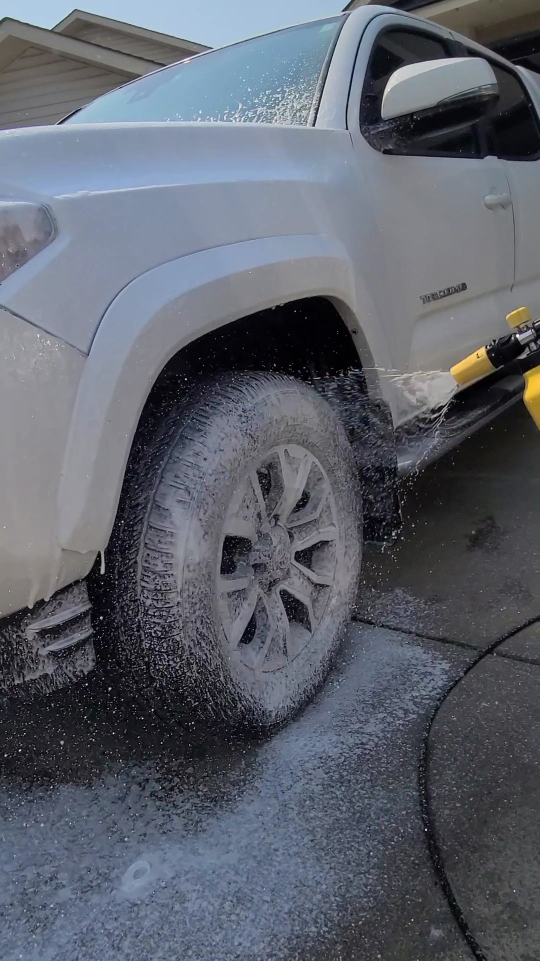 Wheel and tire cleaning with foam cannon
